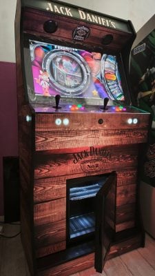 Arcade Titan avec piédestal de Marko au vinyle bois vieilli, allumée, porte ouverte sur un mini-réfrigérateur éclairé