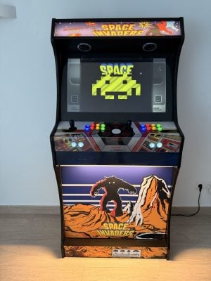 Arcade Titan avec piédestal Space Invaders de Glyn allumée, vue de face, avec Space Invaders à l'écran et boutons lumineux
