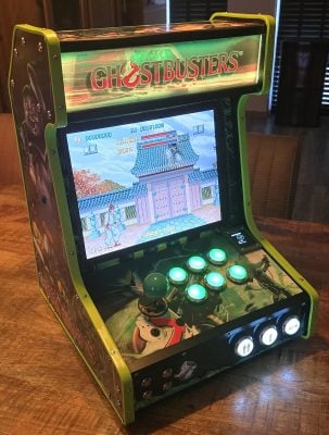 Bartop Player One Ghostbusters de Jurgen allumée, vue de face, avec marquee éclairé et boutons LED verts